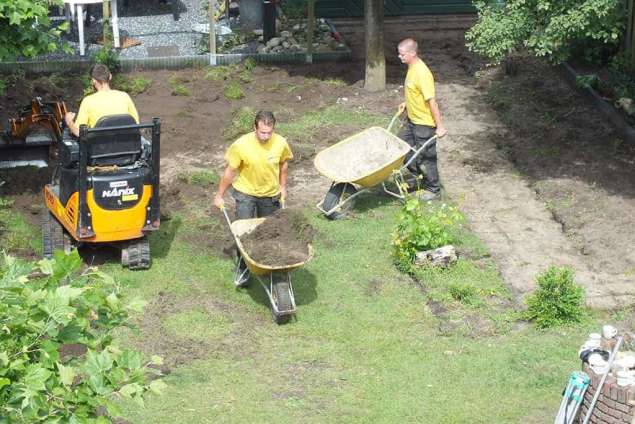 verwijderen oud grasveld in vught tilburg eindhoven breda afvoeren van graszoden met container. 